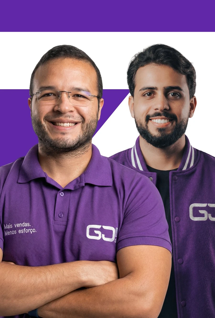Kaio e Ricardo, sócios da GO!, com camisas roxas da marca
